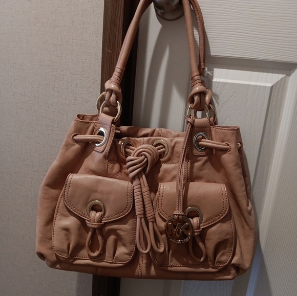 Michael Kors Tan Leather Tote Bag defect in the strap but it doesn't prevent any - Picture 3 of 6